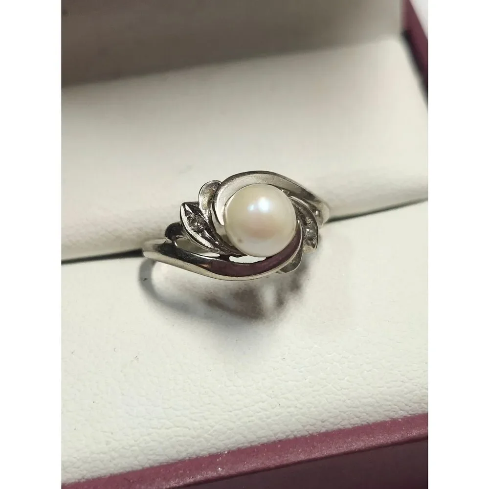 Vintage 10K White Gold Ring By Campus Pearl Center And Diamond Accents Size 4.75